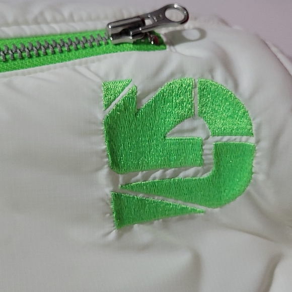 BNWOT BURTON vest - Picture 9 of 9